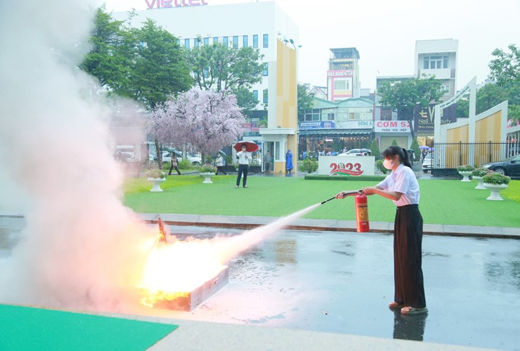 Sinh viên Đại học Đông Á diễn tập phương án chữa cháy & cứu nạn cứu hộ tại trường 